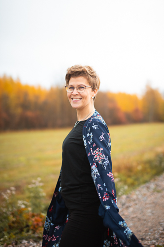 Laura pyörähtää kameran edessä.