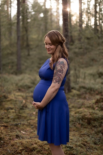 Odotuskuvaus, raskauskuvaus, kaunis odottava äiti metsässä